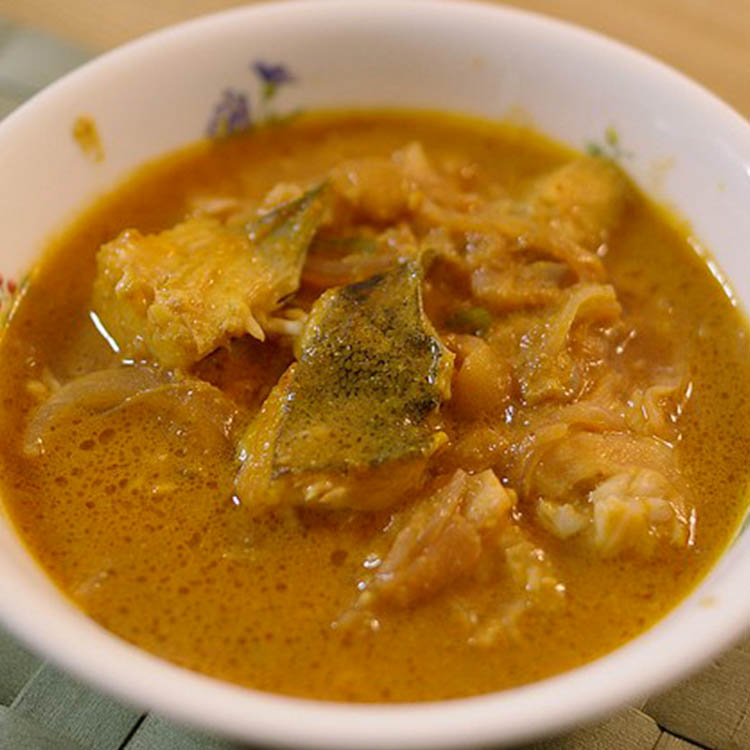 Samaki wa nazi (hal curry)